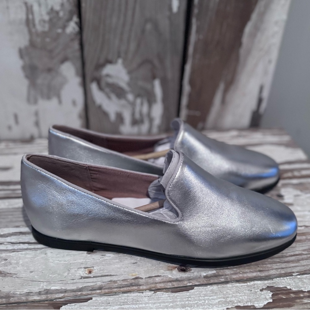 Naturalizer Women’s Effortless Slip-on Loafer Flat Silver Leather Size 10 M NEW - Picture 3 of 5
